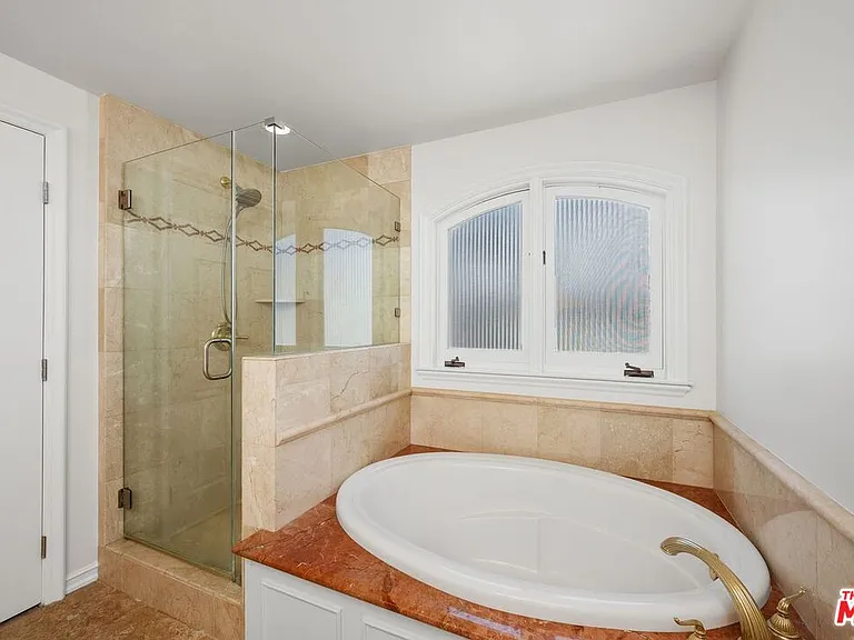 1000 Granville Ave #404 — Photo 44
