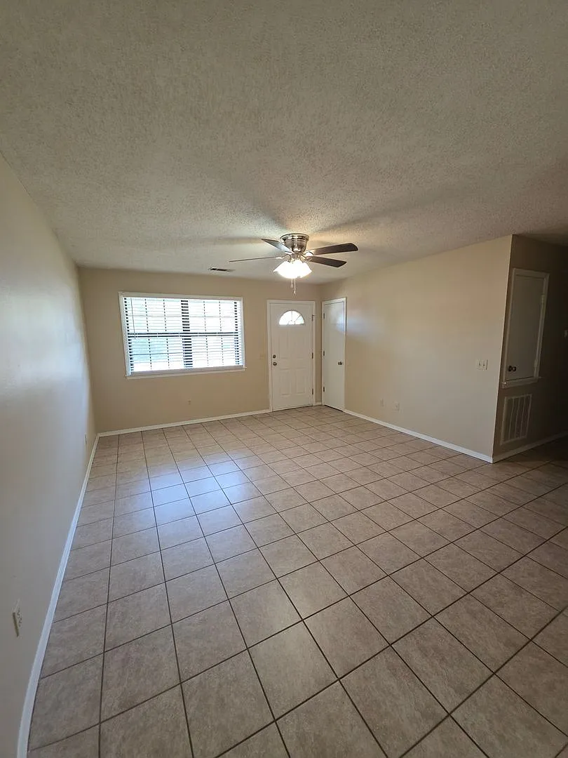 1508 E L St — Photo 2