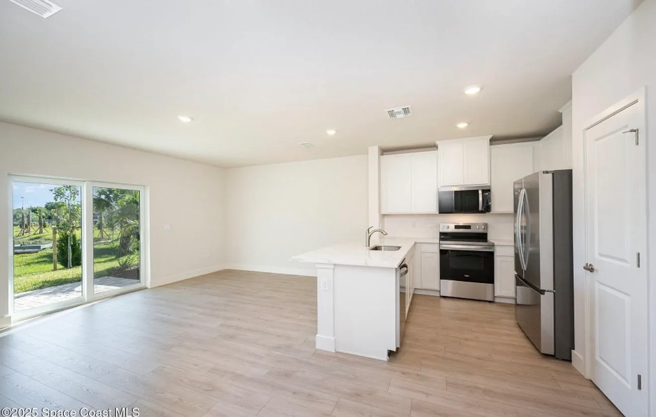 3 bed, 2.5 bath, 1463 sqft, $2,399 — Photo 4