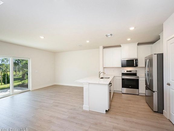 4th image of 466 Houston Ln