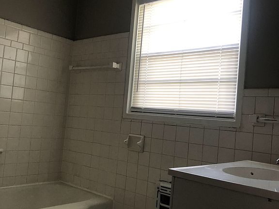 4th image of 127 Crestview Dr #1