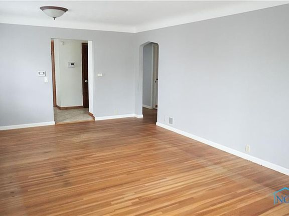 3rd image of 3543 Larchmont Pkwy