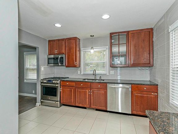 4th image of 576 Arthur Dr