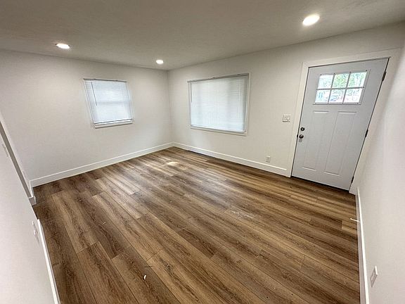5th image of 954 33rd St SW