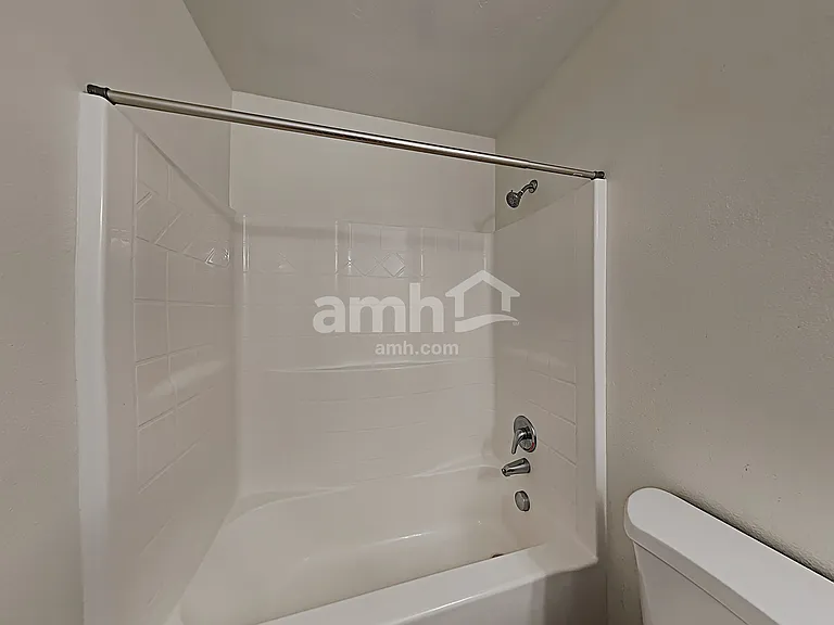 724 N Carisbrooke Ave — Photo 13