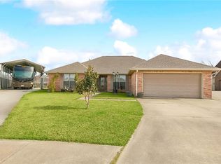 102 Union Dr, Hahnville, LA 70057