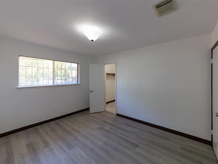 8826 Roos Rd — Photo 30