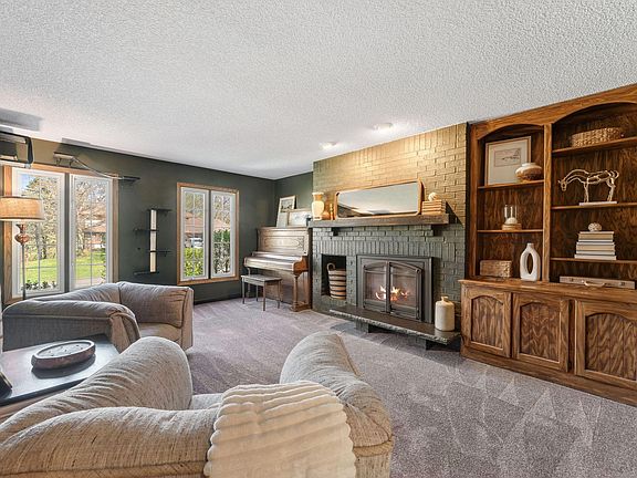 3rd image of 60 Deer Hills Ct