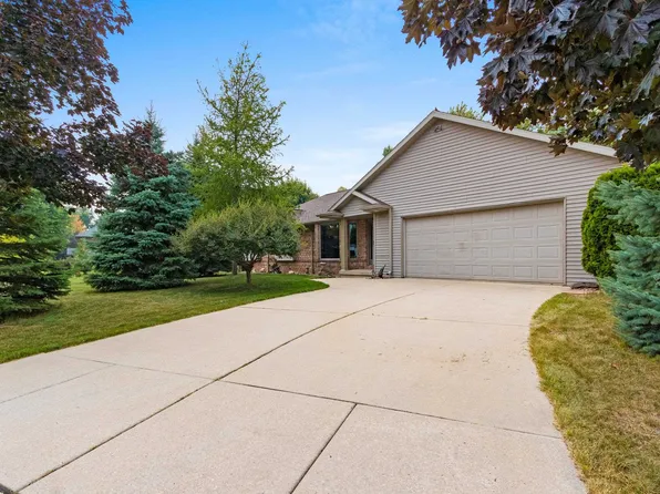 1309 Creekside Ln, Green Bay, WI 54311