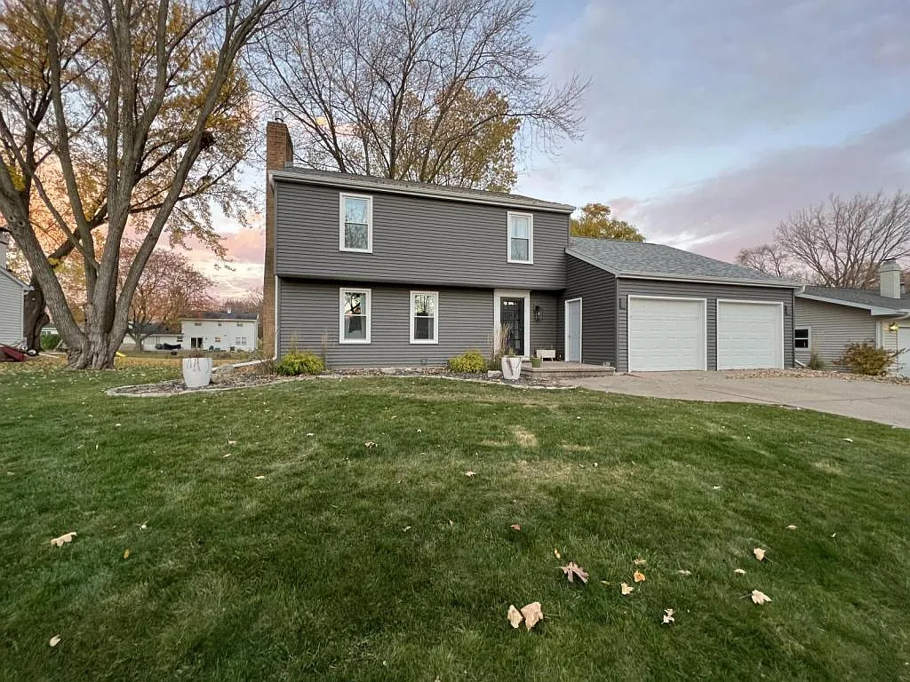 1735 Crestview Dr — Photo 1