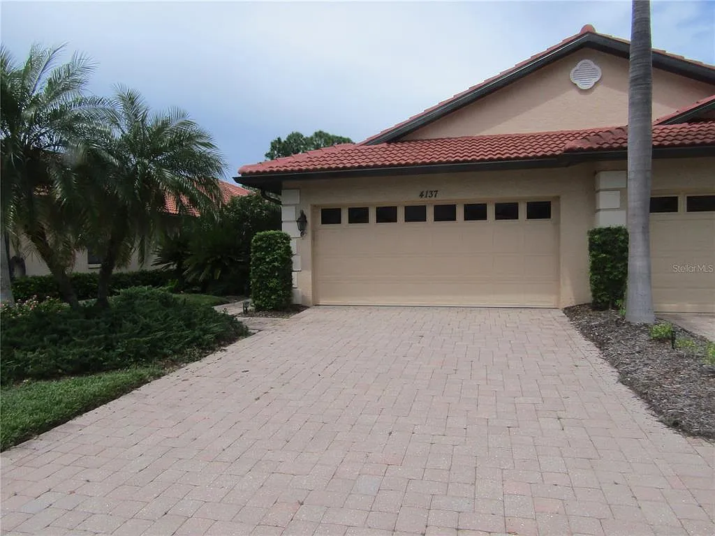 2 bed, 2.0 bath, 1577 sqft, $5,000 — Photo 2