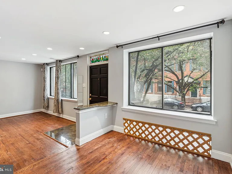 2028 Arch St — Photo 2