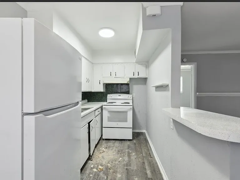 409 E 9th St — Photo 12