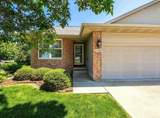 5349 Red Fox Rd, Bettendorf, IA 52722
