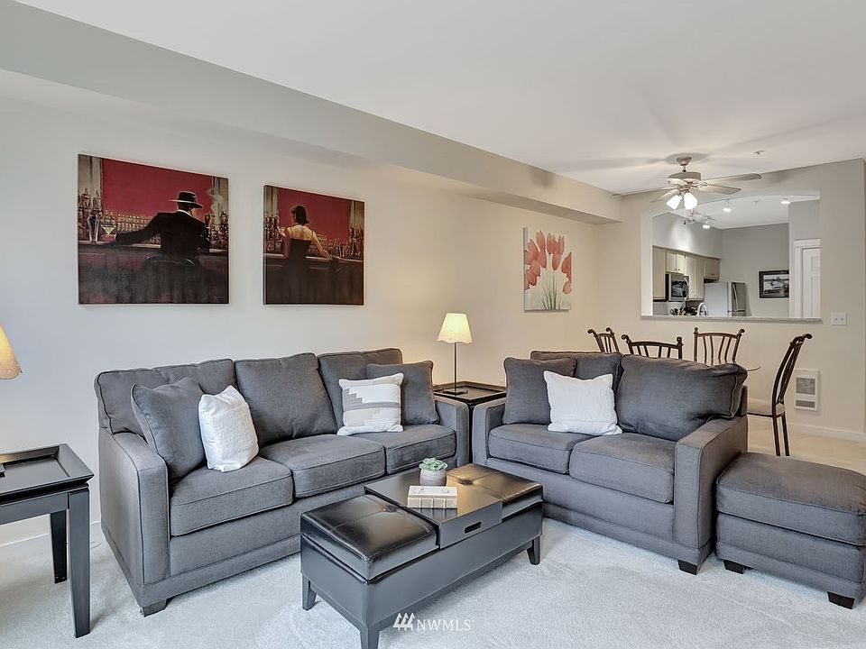 Welcome in to this bright, modern condo!