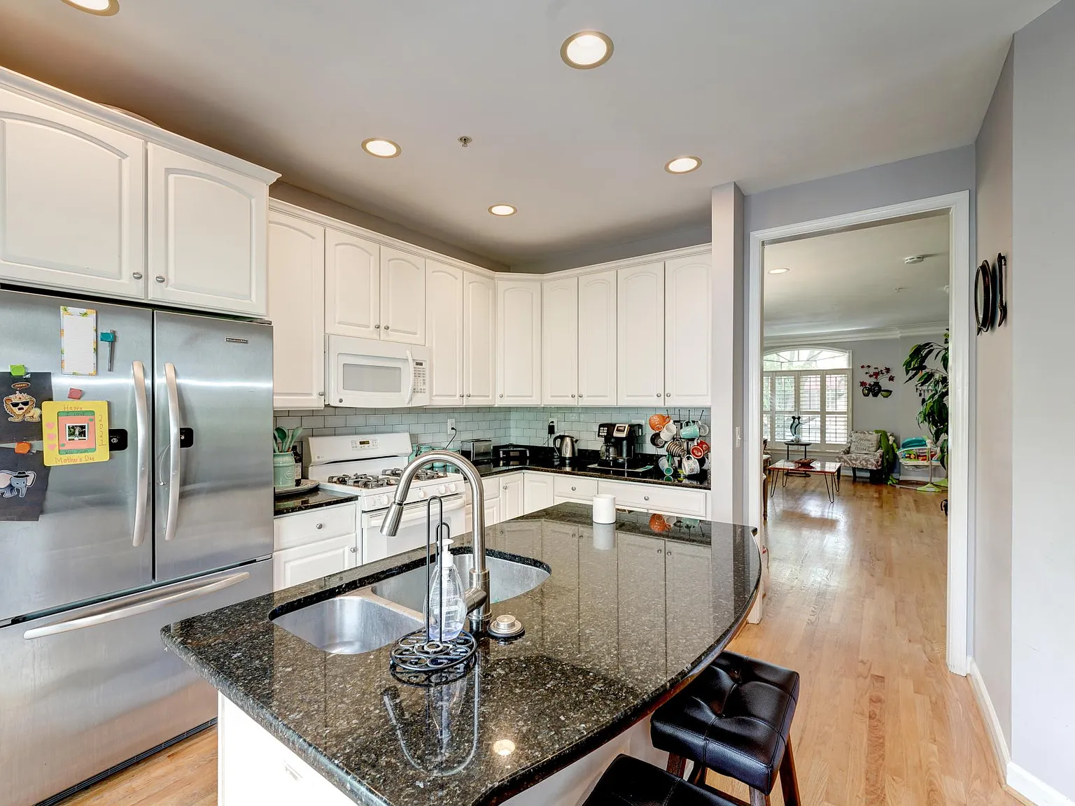 3 bed, 3.5 bath, 2408 sqft, $3,800 — Photo 2