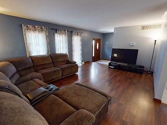3rd image of 6209 Broughton Ave