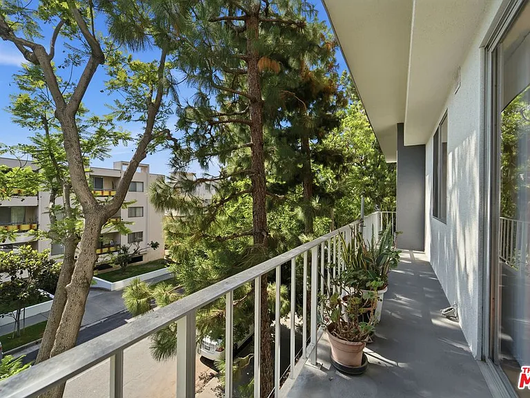 100 S Doheny Dr #213 — Photo 36