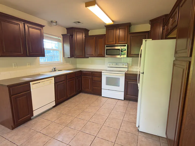 1505 Elington St — Photo 4