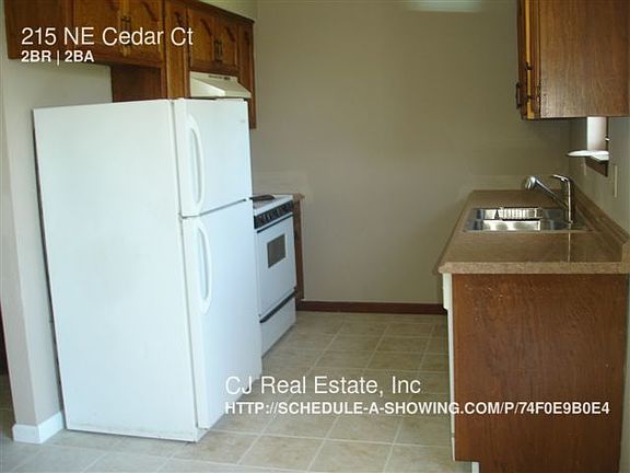 4th image of 215 NE Cedar Ct