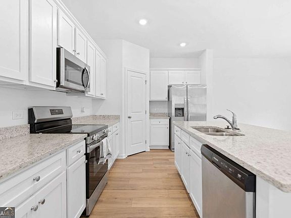 2nd image of 828 Evergreen Rd