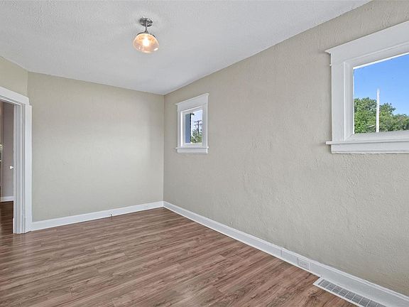 5th image of 3316 Caroline St
