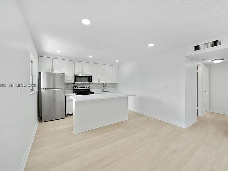 6211 SW 37th St #212 — Photo 2