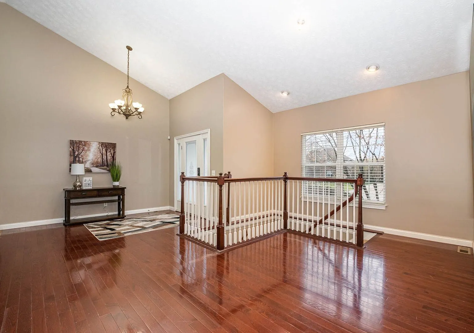 New! Large home in Great suburban neighborhood. — Photo 3