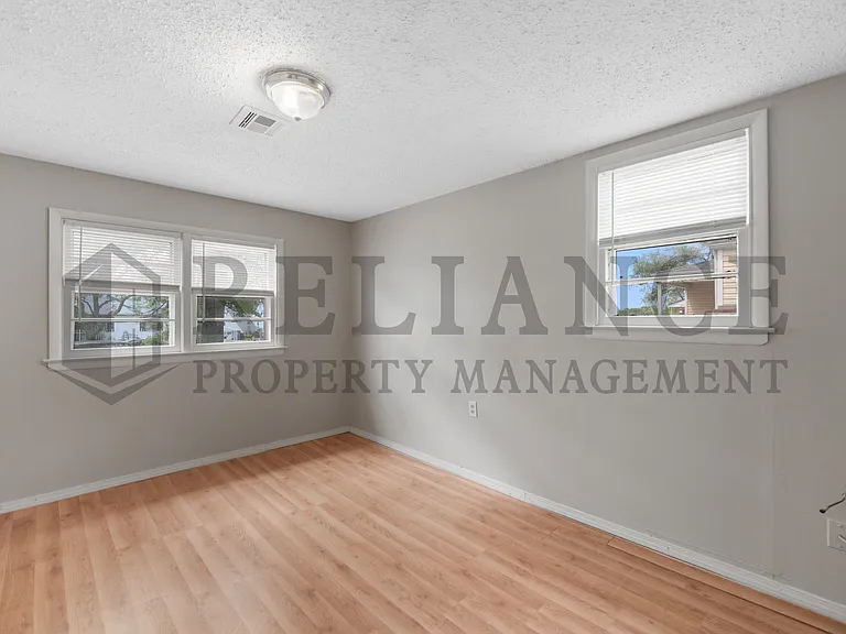 2732 N Grove St — Photo 15