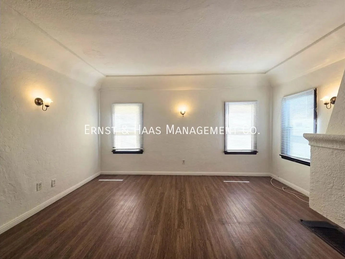 Beautiful 1920's Classic Studio Apartment! — Photo 3
