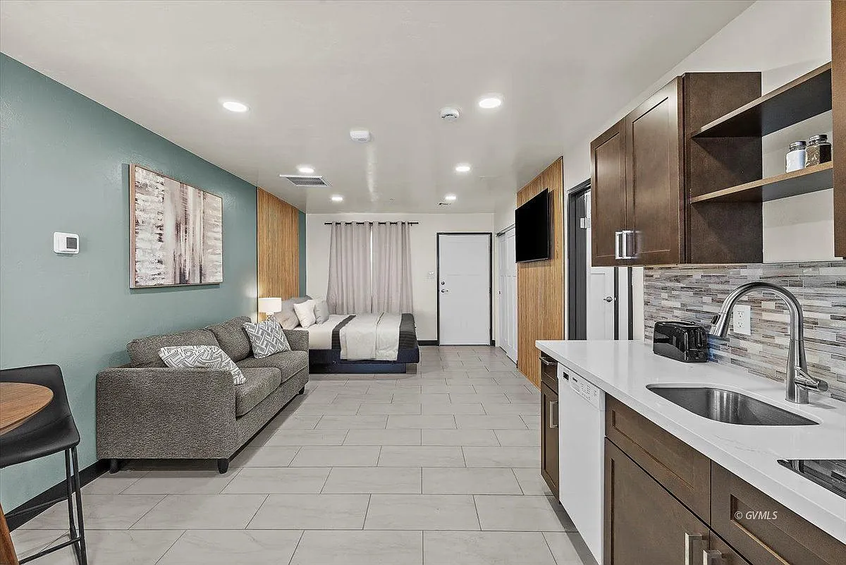 Studio, 1.0 bath, 350 sqft, $1,350 — Photo 2