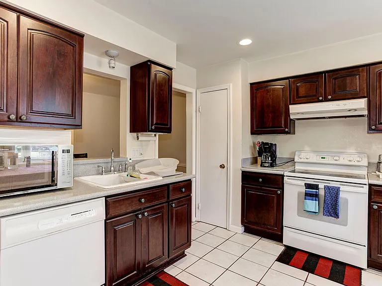 8156 Larkin Ln — Photo 10