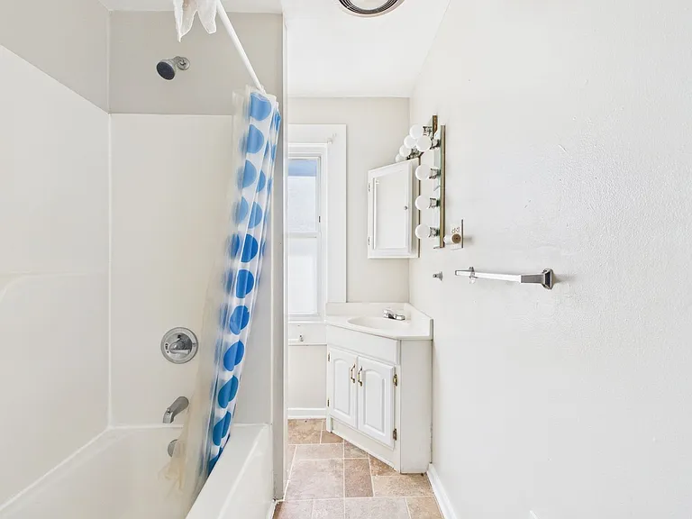 1002 Haskell St — Photo 16