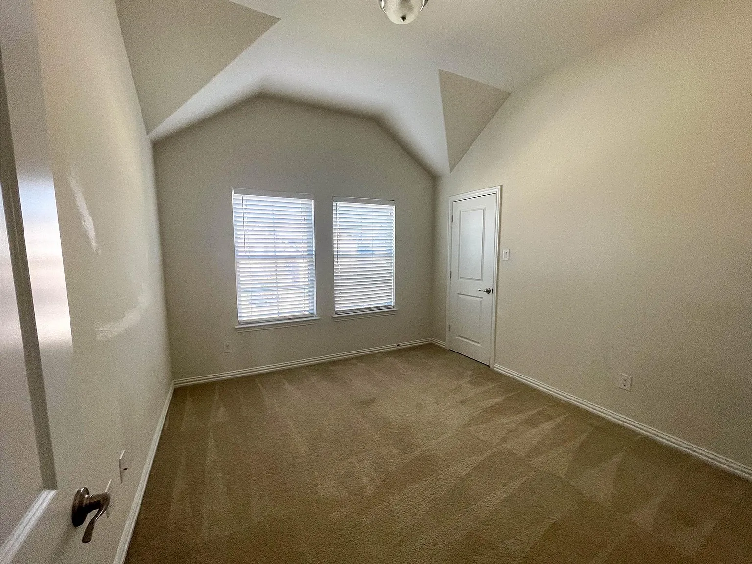 5 bed, 4.5 bath, 3215 sqft, $3,499 — Photo 3