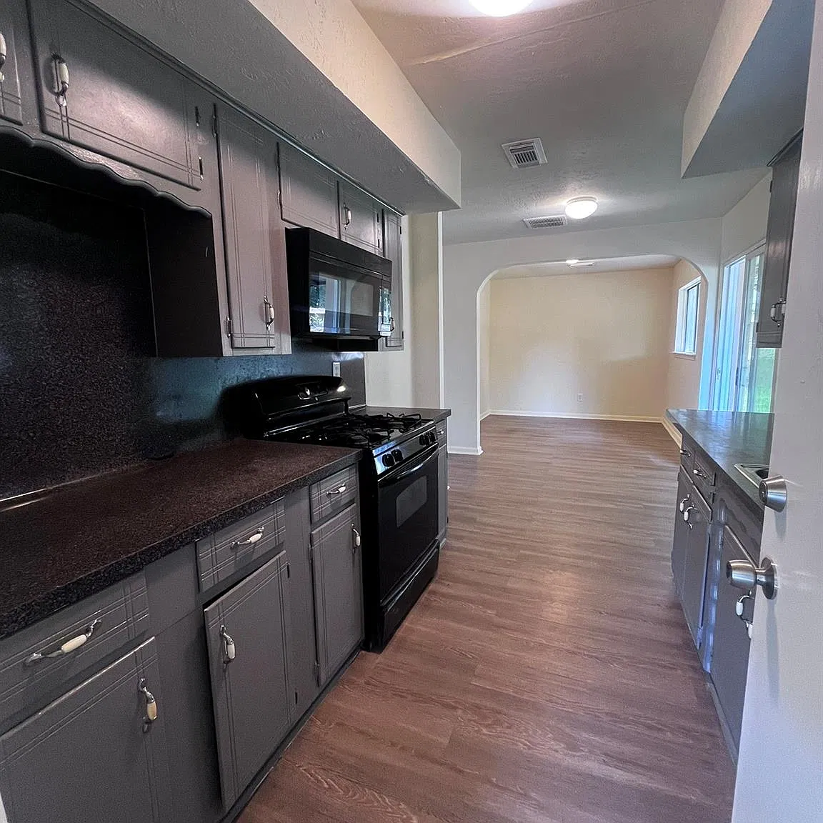 3 bed, 1.5 bath, 1377 sqft, $1,695 — Photo 2