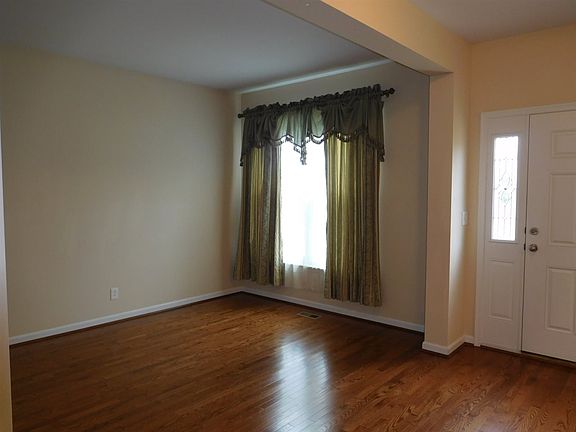 3rd image of 39 Broadfield Ct