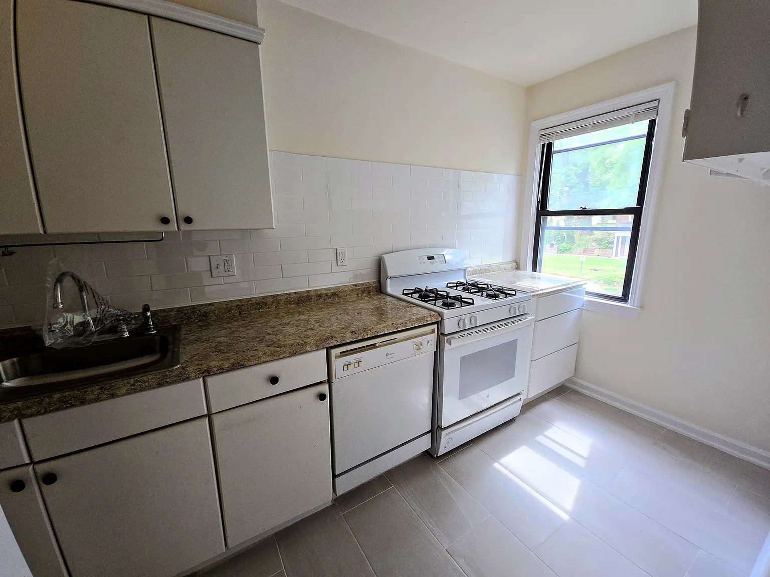 2 bed, 875 sqft, $1,635 — Photo 3