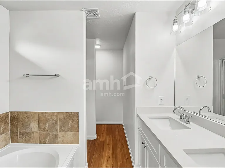 3934 Hawthorn Glen Ct — Photo 11