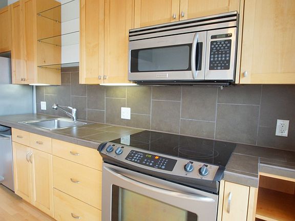 3rd image of 1919 NW Quimby St #302