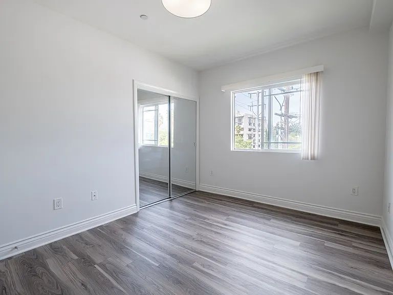 147 S Doheny Dr #303 — Photo 17