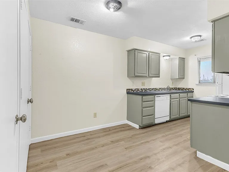 209 W Trinity St #C — Photo 5