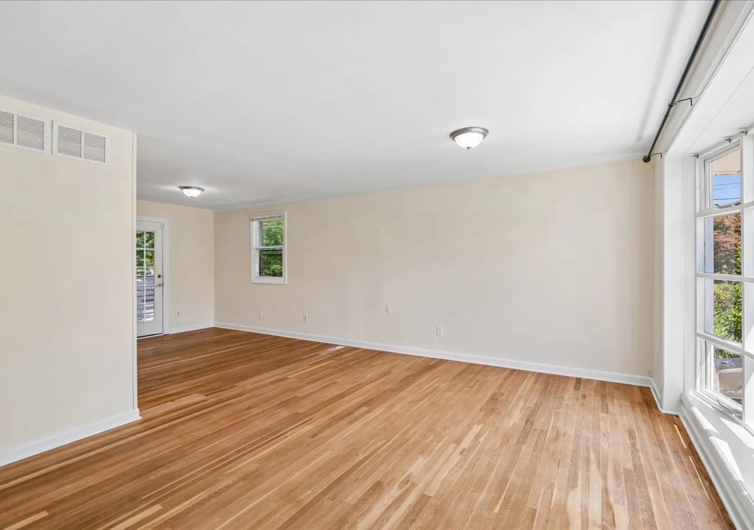 Perfectly Located Single Family Home in Silver Spring — Photo 3