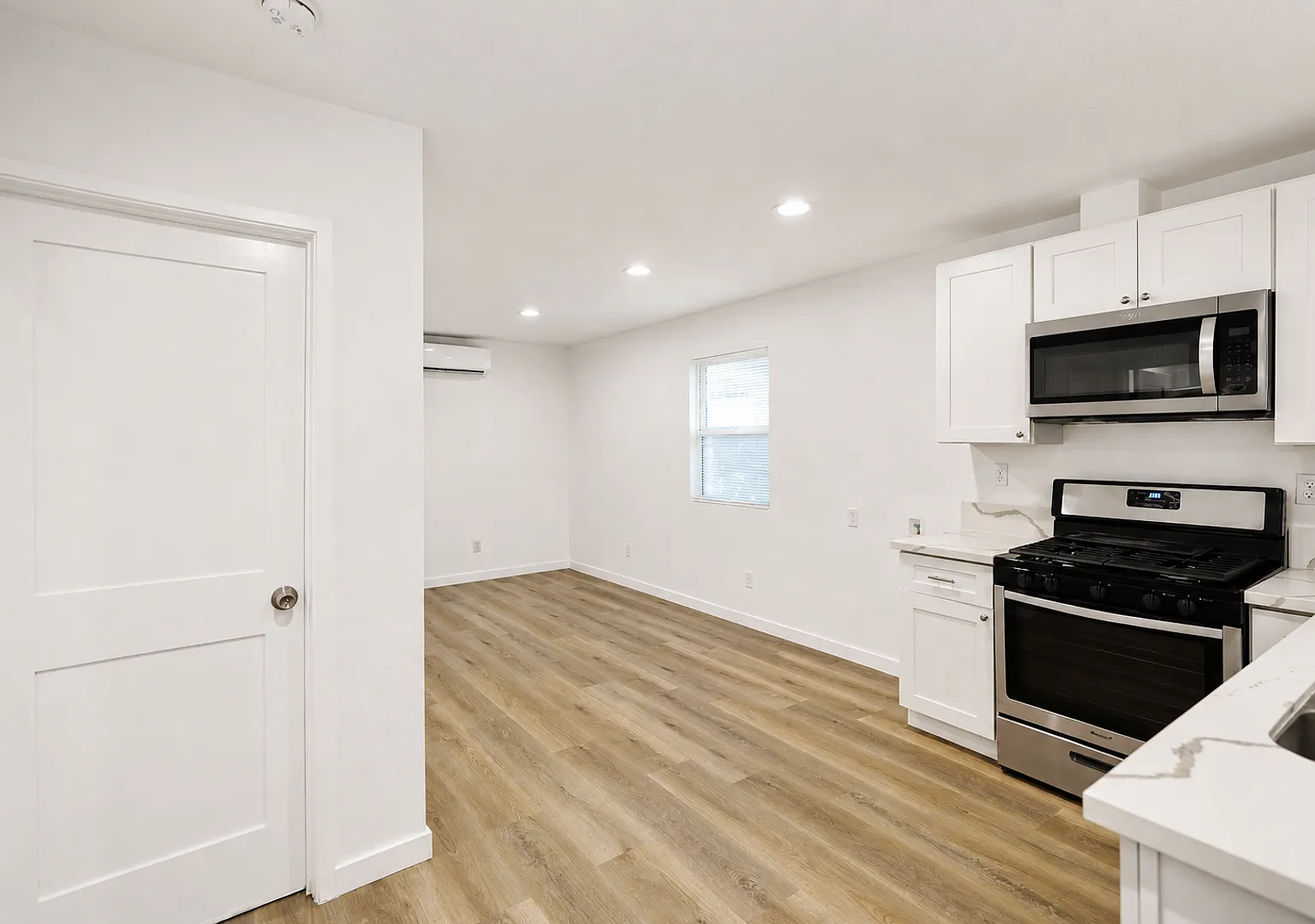 1405 North Riverside Avenue — Photo 3