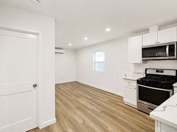 3rd image of 1405 N Riverside Ave #3