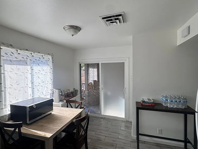 1020 E Brown Ave — Photo 10