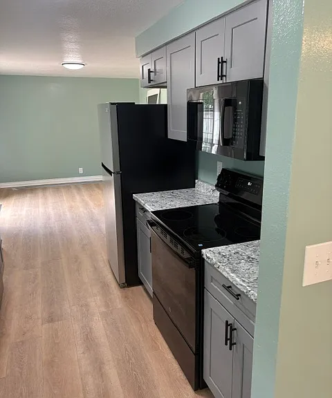 878 NE Thomas Ct — Photo 4