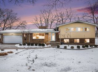 20405 Thorofare Rd, Grosse Ile, MI 48138