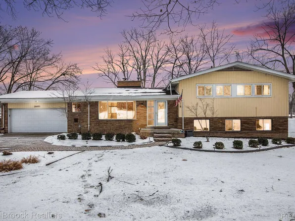 20405 Thorofare Rd, Grosse Ile, MI 48138