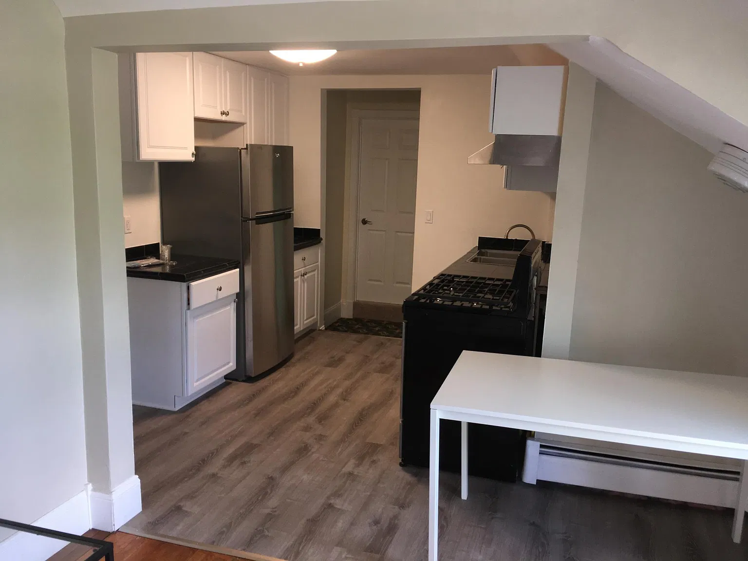 3 bed, 1.5 bath, 1100 sqft, $3,325 — Photo 3