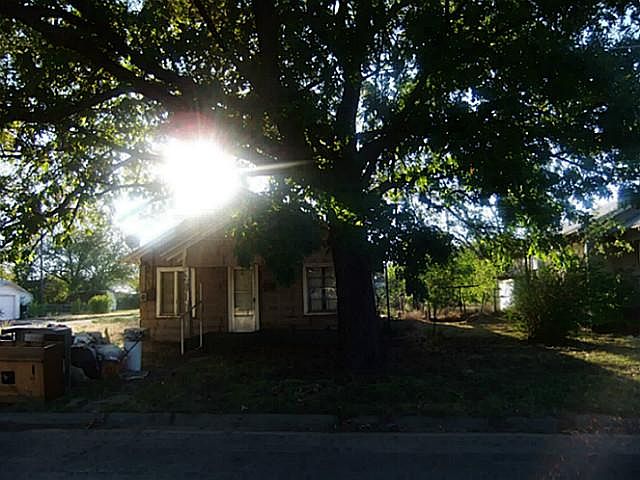 2nd image of 601 N Avenue E